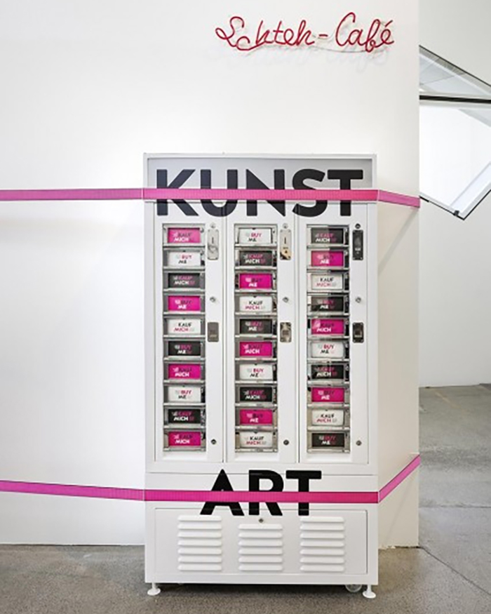 The art vending machine in the permanent exhibition, 
Jewish Museum Berlin, photo: Jens Ziehe